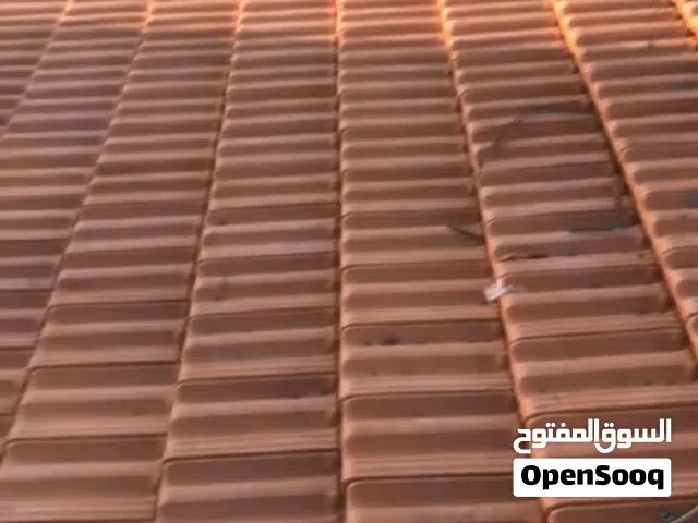 السلام عليكم قرميد مع اعمدة حديد تيوبات  للبيع كان راكب على منزل مساحة 80 متر و وتم فكه مصفط لم يستخ
