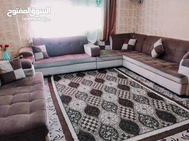 طقم كنب 4 قطع أنيق للبيع – لون أبيض وبني – بحالة جيدة وسعر مميز