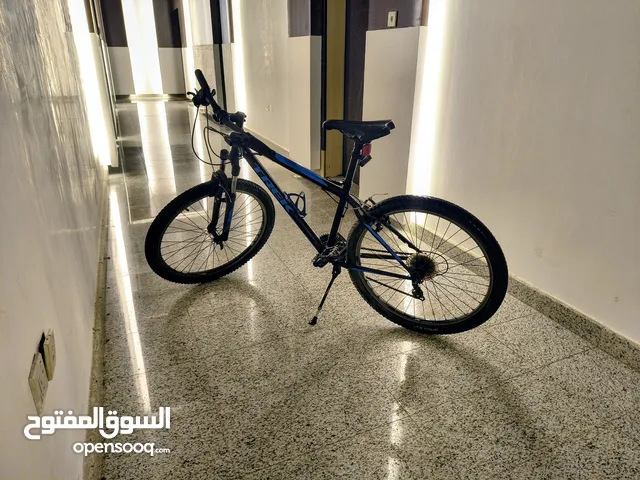 TREK 820 MOUNTAIN BIKE well maintained  (price negotiable) (free kickstand)