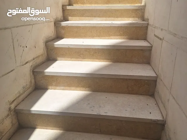 مخزن للايجار نزلة درج تشطيب جديد 200 متر
