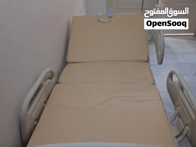 سرير طبي كهربائي شبه جديد (أخو الجديد) استخدام أسبوعين فقط – نظيف بدون أي عيب – مناسب لجميع الأعمار