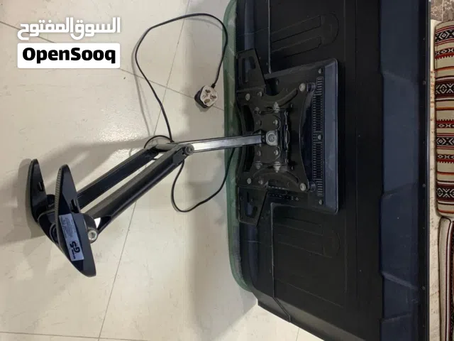 شاشه شبه جديد مع حامل الحائط مع الريموت جديد