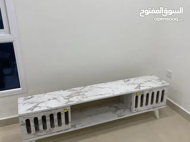 طاوله تلفزيون نضيفه جدا بحاله الجديده بسعر مغري 14دينار فقط