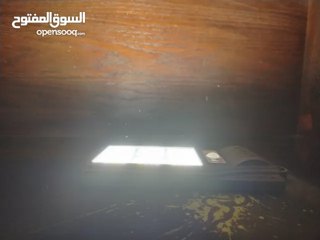 ضوء بشحن عن طريق الطاقة الشمسية يعمل عند الاستشعار سنسور حساس مع ريموت وستاند بس ناقصو برغي