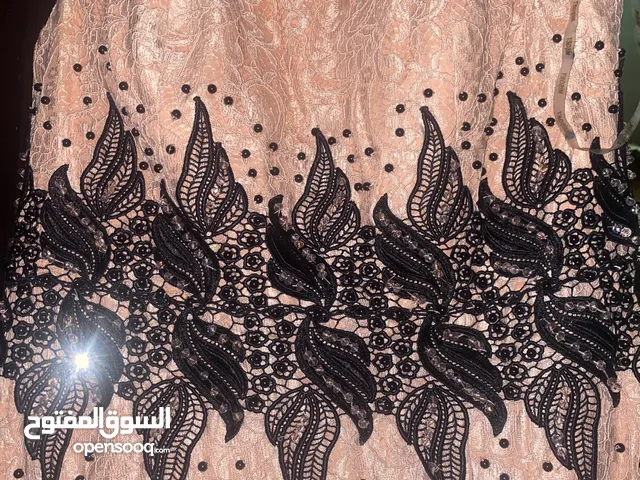 فستان فل دانتيل شك كريستال مع خرز اسود مقاس لارج واكس لارج وميديوم الفستان بجنن عاللبس