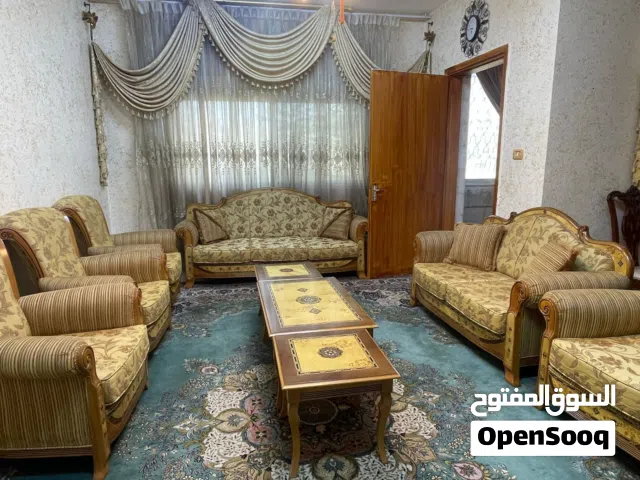 طقم كنب فاخر مع طاولتين صغار وطاوله كبيره استعمال بسيط خشب زان