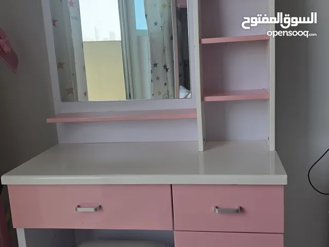 طاولة زينة للأطفال vantiy table باللون الأبيض والوردي وبحالة ممتازة
