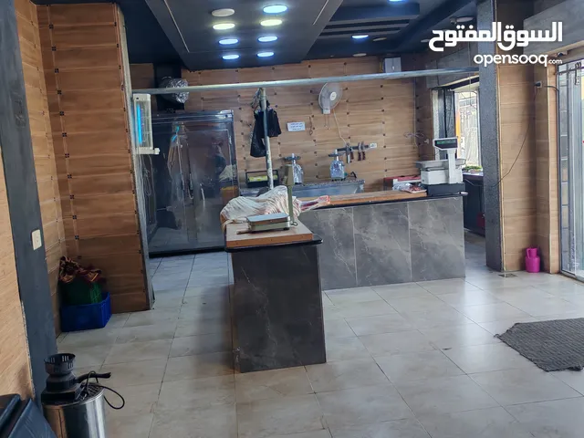ملحمه مع مطعم في ارقا أماكن سوف منطقه سياحيه بالقرب من مستشفى هيا العسكري المكان مقططض بالمقتربين