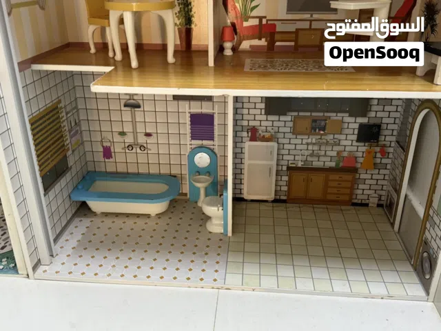 بيت دمى كبير ونظيف وسليم من الخشب   A large, intact, and clean dollhouse