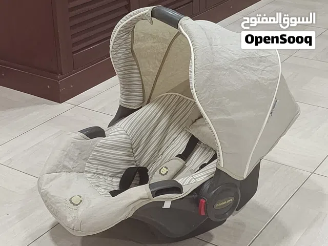 كرسي سيارة / حاملة أطفال Mama Love بحالة ممتازة