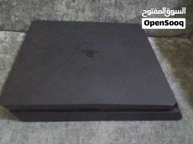 بلاي ستيشن 4 نظيف جدا مع جميع ملحقاته شامل التوصيل الى جميع الولايات