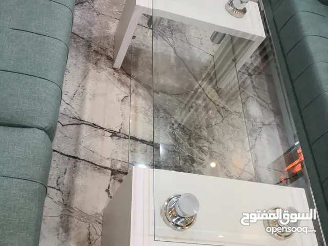 طاوله ضيوف او طاوله صالون او طاوله مكتب خشب لاتيه 18 طبقتين وزجاج 10مل طبقتين ودهان ابيض وتصميم تركي