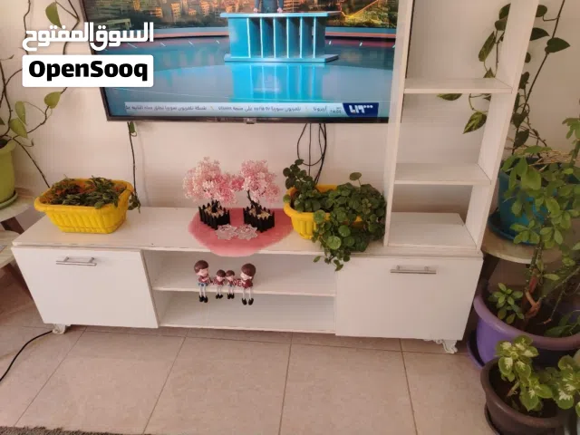 طاولة شاشه مع الستاند ورفين جديده استخدام شهور ولاخدش فيها