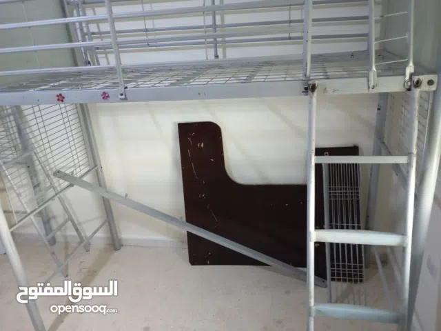 تخت مع مكتب عدد 2 من ايكيا السعر 100دينار للتختين ويوجد توصيل داخل عمان فقط