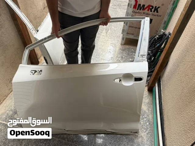 باب سيارة كورلا 2025 لون أبيض عدد 2 باب السائق و الوراه