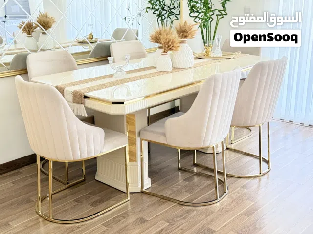 طاولة طعام مع كراسي