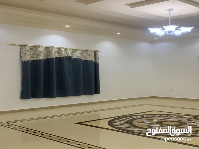 بادر بالحجز فيلا للايجار السنوي في عجمان منطقة المويهات 5 غرف مع مجلس وصالة بتشطيبات فاخرة