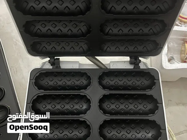 ومكينه وافل وصحون عدد 12 مع كاسات شاي