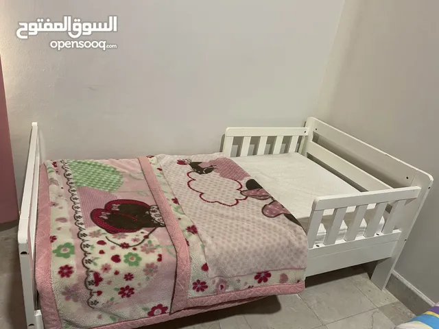 سرير+ مرتبه من عمر الولادة ل 8 سنوات من هوم سنتر للبيع بحاله ممتازه