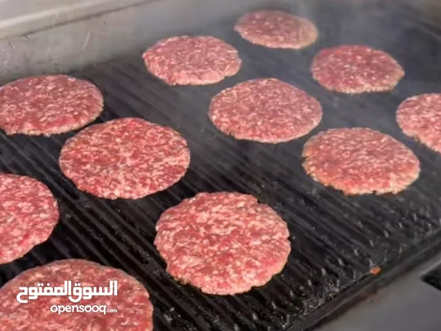 يوجد برجر اللحم ودجاج