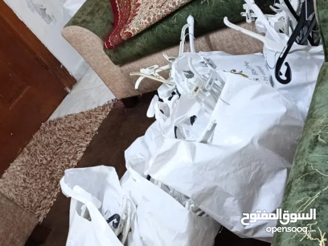 علاقة ملابس جديد