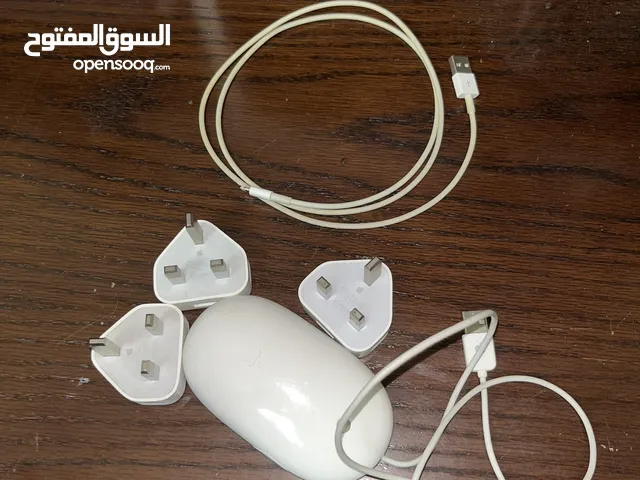 اغراض ابل الاصليات سلك شاحن وعظمات وماوس كلهم ابل الاصلي