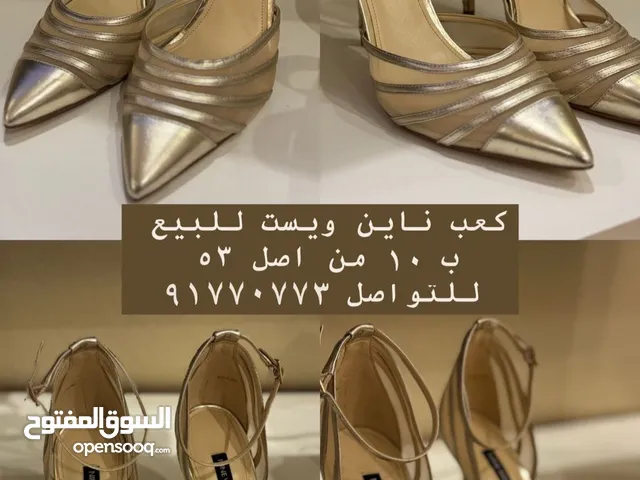 كعب ذهبي جميل ماركة ناين ويست