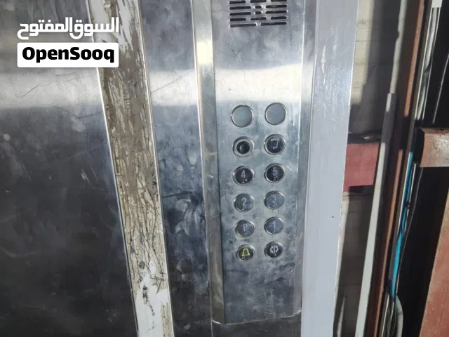 مصعد ايطالي يحتوي علة مساحة 6نفرات شغال مية من مية كامل من جميع العدد ومن النواحي ومستعدين بلشد بلكا