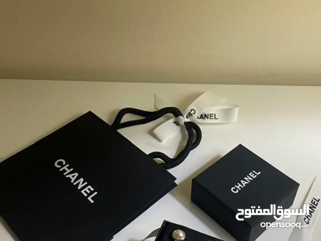 حلق شانيل الأيقوني يجمع بين الفخامه والبساطه.