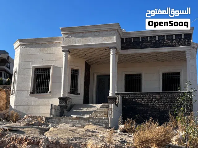 منزل قيد الإنشاء مع الأرض