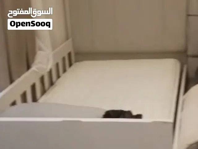 تخت بيبي مفرد للبيع بحالة الوكالة بيفتح من جهة الأم تفصيل