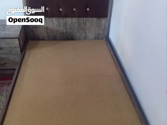 سريرين فرديات لكن التانية تبي سدة او خشبة للسرير ومعاهم 2 كومدينو ب 400 دينار