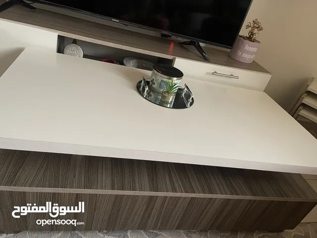 طاولة نص ومعها 3 طاولات سيرفس