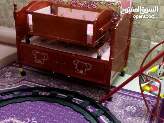 تخت بيبي وشوية اغراض معو