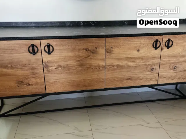 hall closet خزانة / طاولة خشب + معدن بحالة ممتازة