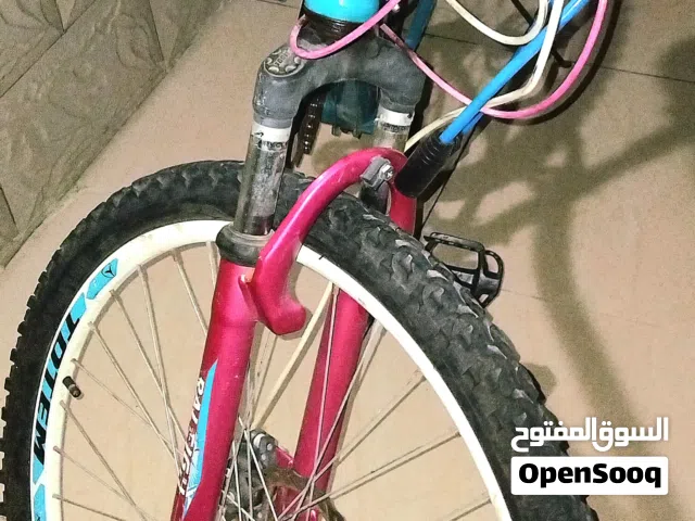 دراجة جبلية من ماركة Raleigh البريطانية بسعر مغري جدا بعجلتها الأصليةالتتواصل عل الخاص