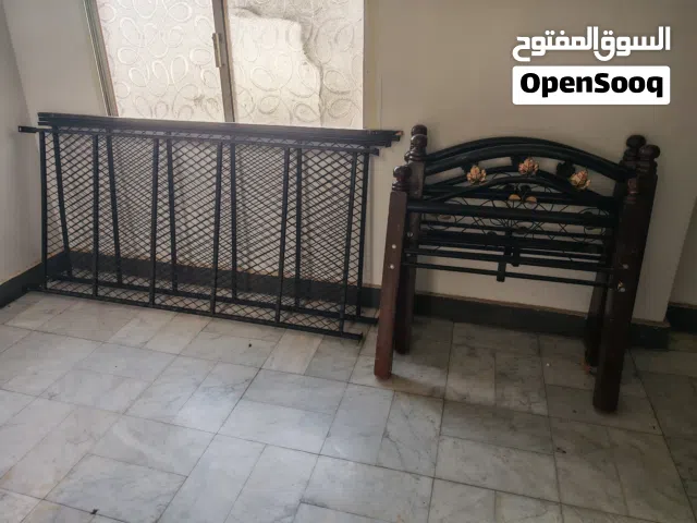 سريرين مفرد بحالة ممتازة: المقاس: العرض 90 سم، الطول 200 سم