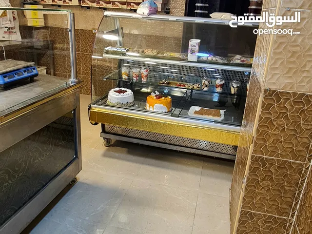 عدة محل حلويات كامله طاولةعرض ستيل غذائي عدد اثنين طول 5متر مع ثلاجة عرض وعدة اخرى او محل للضمان