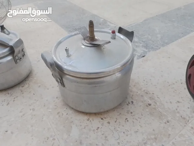 طنجرتين طغط بحالة جيدة جدا وحدة كبيرة ووحدة صغيرة للتواصل على السوق المفتوح
