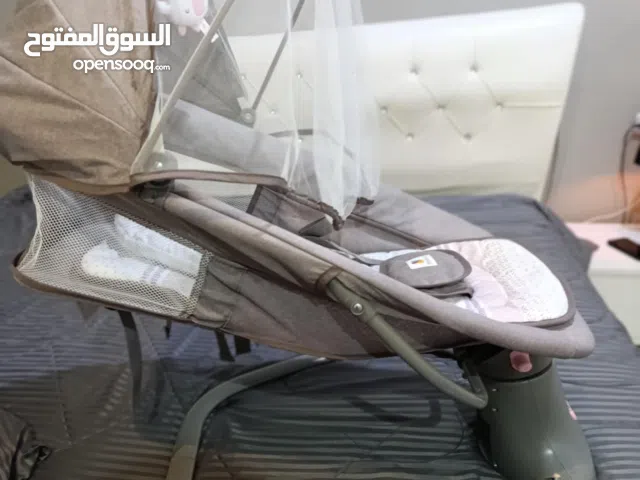 سرير بيبي هزاز شبه اجديد يخدم في البطارية