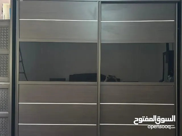 خزانة بحالة جيدة