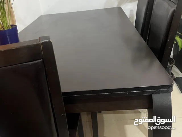 طاوله بحاله جيده مع 2 كرسي