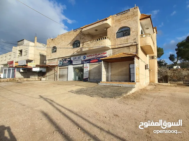 عمارة تجارية و سكنية في جرش للبيع العمارة على شارعين شارع رئيسي و شارع فرعي في منطقة حيوية