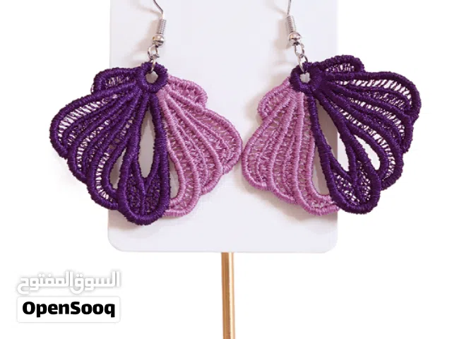 حلق أنيق بخيوط ناعمة بلونين البنفسجي والزهري ، حلق نسائي عصري بتصميم راقٍ، مقاس 4 سم طول × 4 سم ع