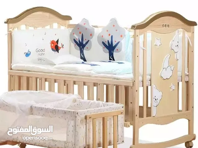 سرير اطفال خشب وكراجة وكار سيت للبيع