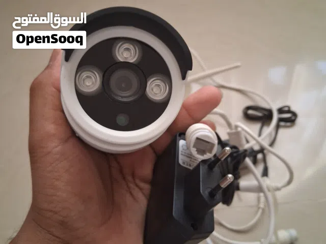 كامرتين و مودمين وأغراضة معه