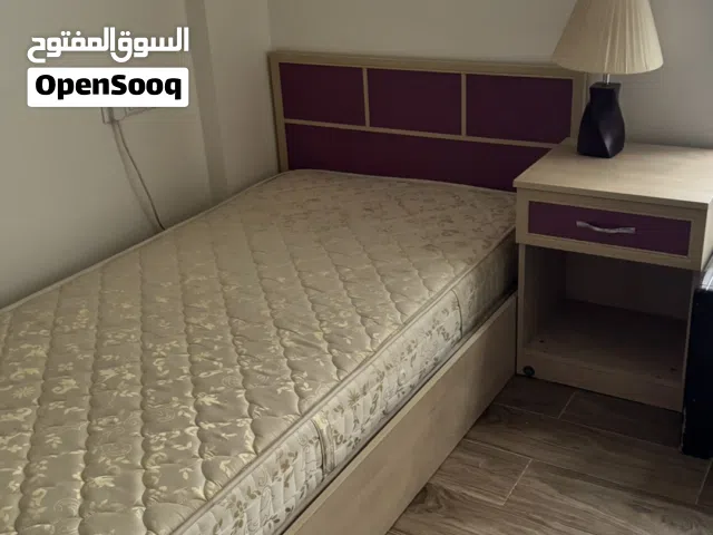 غرفة نوم مفرد مكونه من خمس قطع لون وردي مع المرتبه مقاس متر