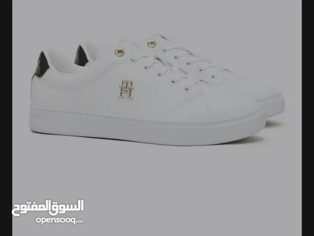 حذاء تومي هيلفيغر ابيض واسود