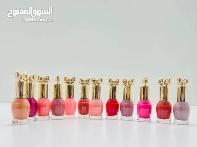 مجموعة من طلاء الأظافر بألوان مختلفة