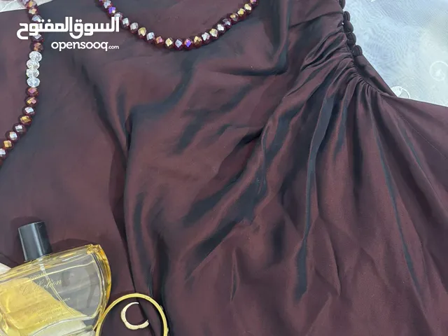 قبة كريستال مع سناسل للأكتاف بعمدل 4 سناسل صنع يدوي متوفر جميع الألوان (إضافة الفستان اختياري)